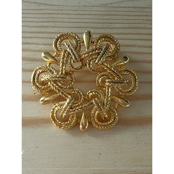 Vintage Design Gold-Tone Filigree Pin Brooch Intricate Design - Picture 1 of 4